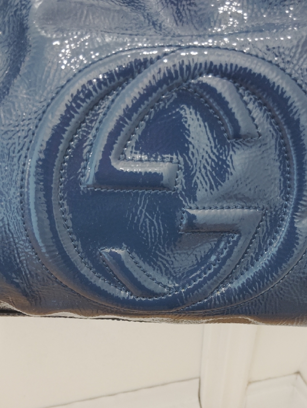 Pre- loved Gucci Patent Leather Chain Shoulder Bag in Navy. - Picture 2 of 12